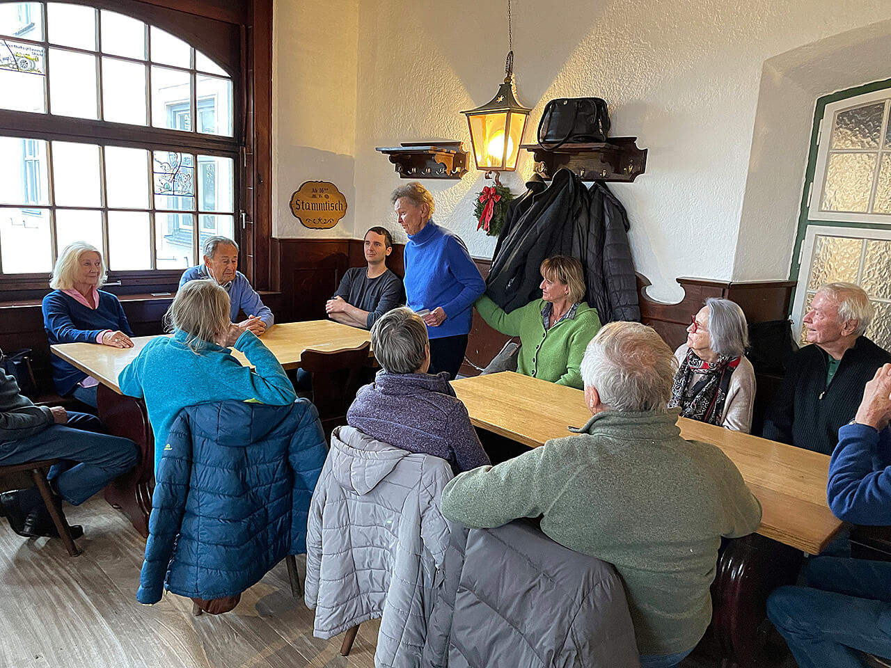 Gemütliches Beisammensein im Kloster Stüberl